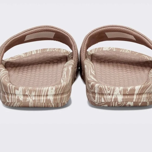 APL Big Logo TechLoom Knit Sport Slide Almond/Creme/Marble Women's 10 EU 41 New - Picture 5 of 6